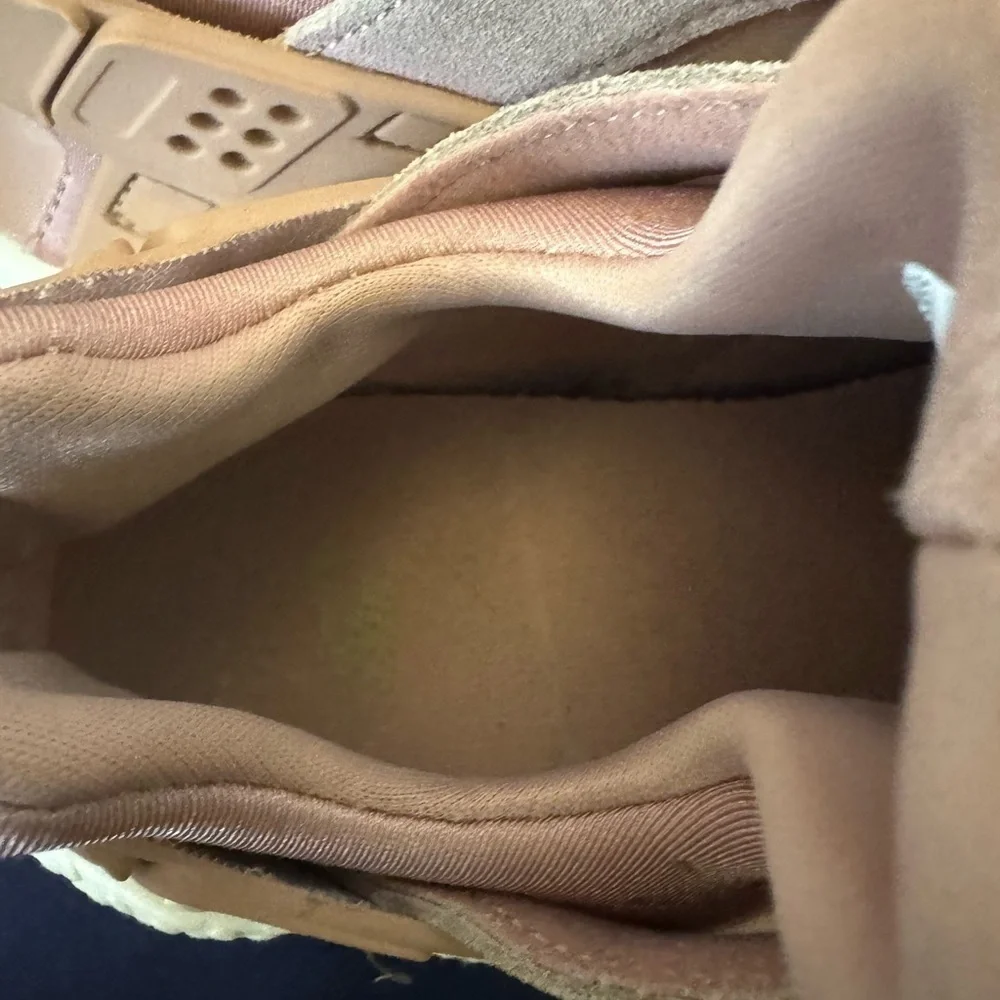 EUC Women’s Nike Sunset Tint Huarache  2017 Size 7.5